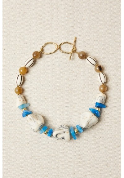 COLLAR CORTO DE RESINAS