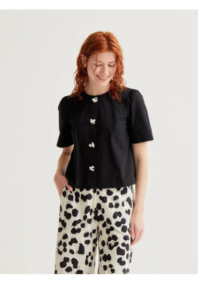 TOP CON BOTONES DE CORAZONES